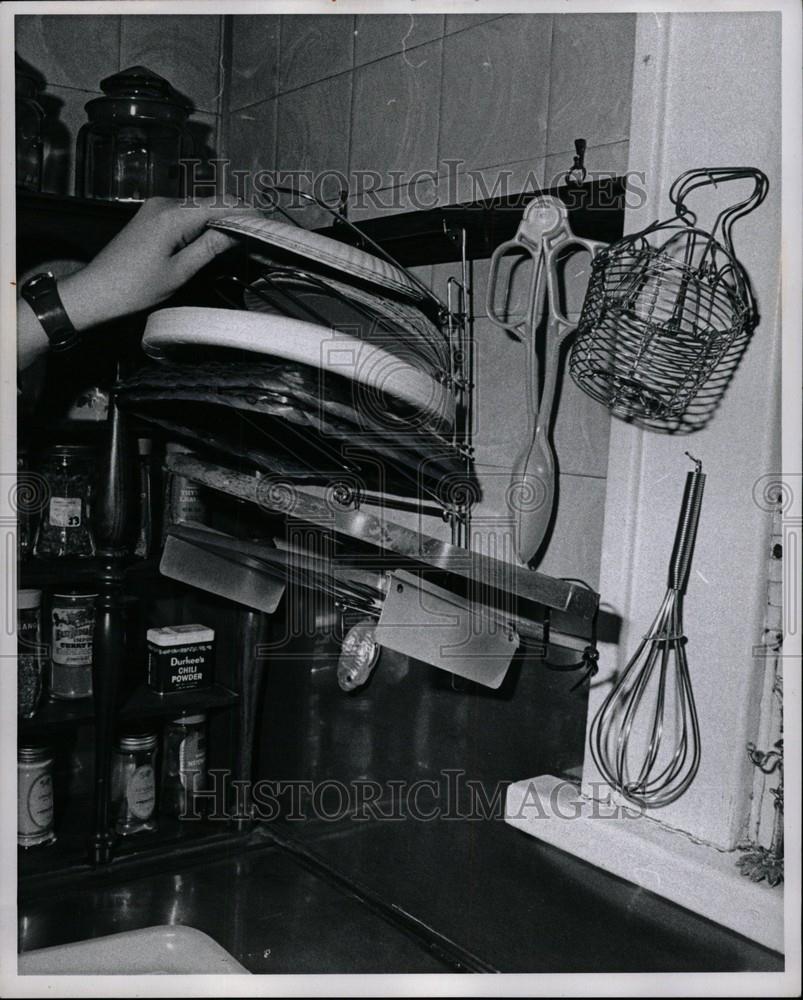 1970 Press Photo storage rack kitchen home appliances - Historic Images