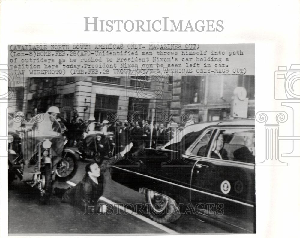 Press Photo Richard Nixon car petition Rome - Historic Images