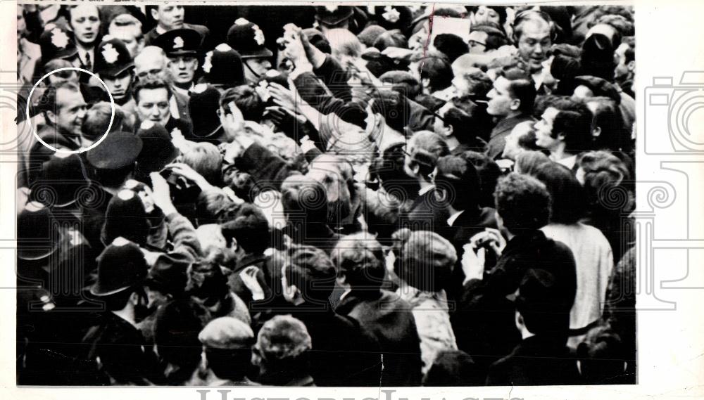 1969 Press Photo Mr. Nixon wades through crowd - Historic Images