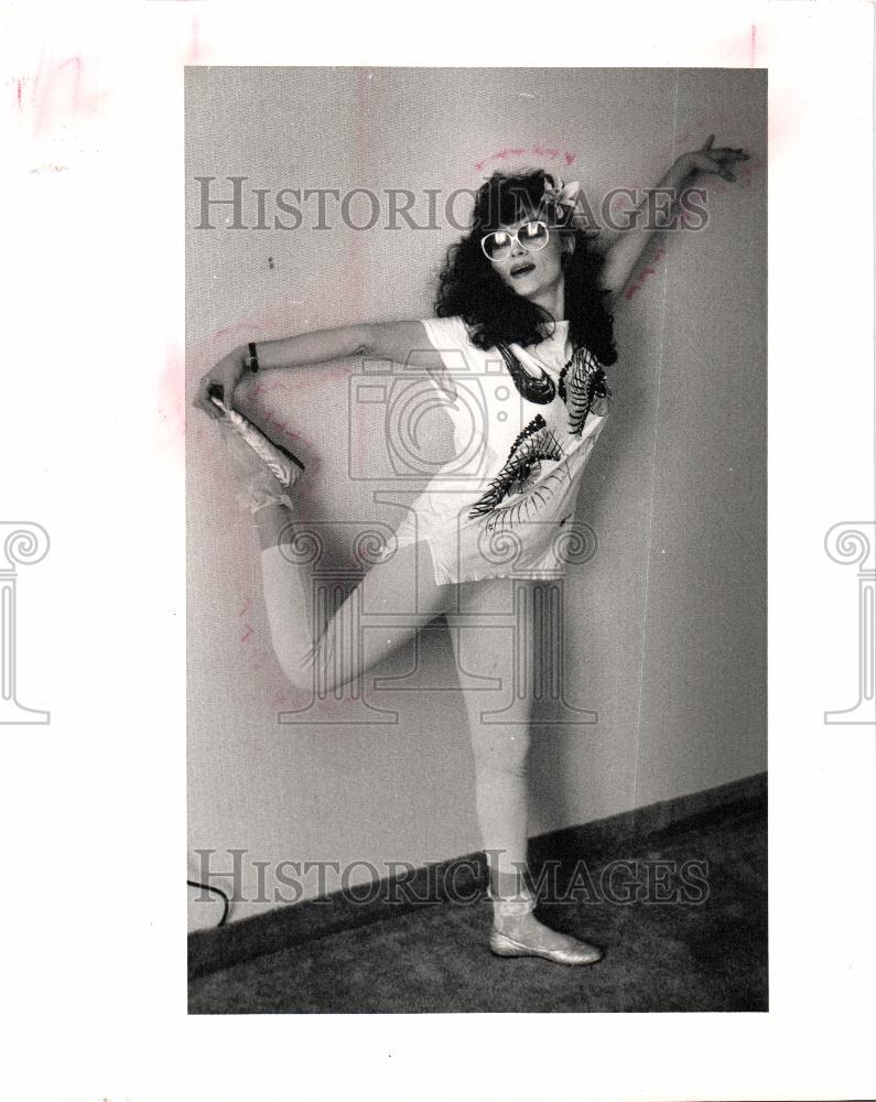 1988 Press Photo Judy Tenuta fashion outfit - Historic Images