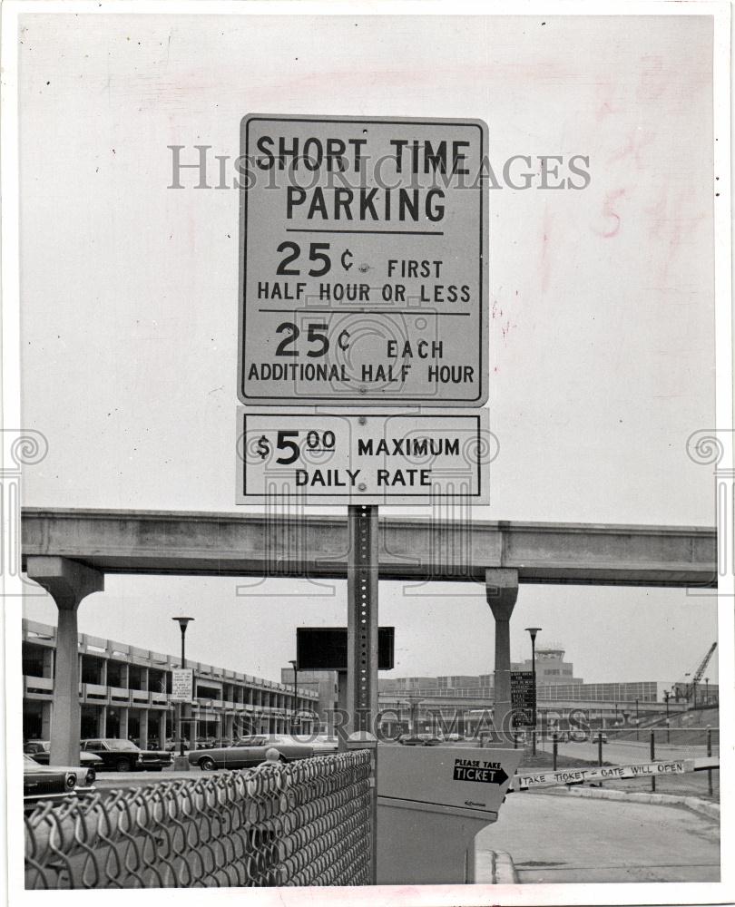 1967 Press Photo Metropolitan Airport parking fees sign - Historic Images