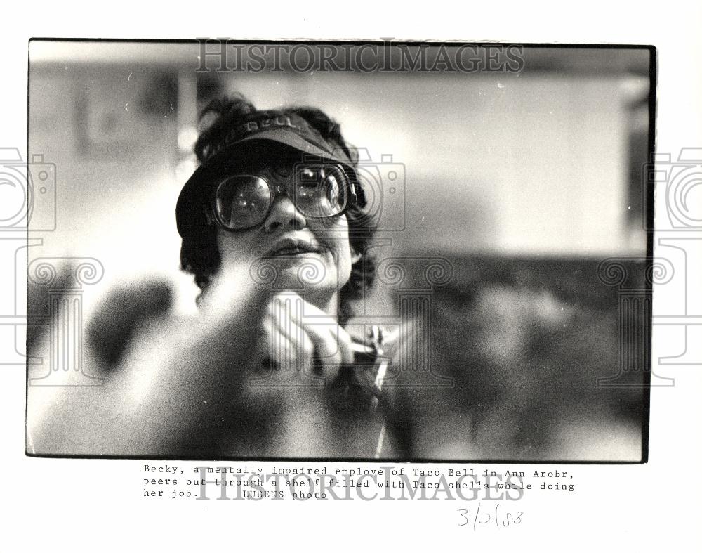 1988 Press Photo Taco Bell Mentally Impaired Employee - Historic Images