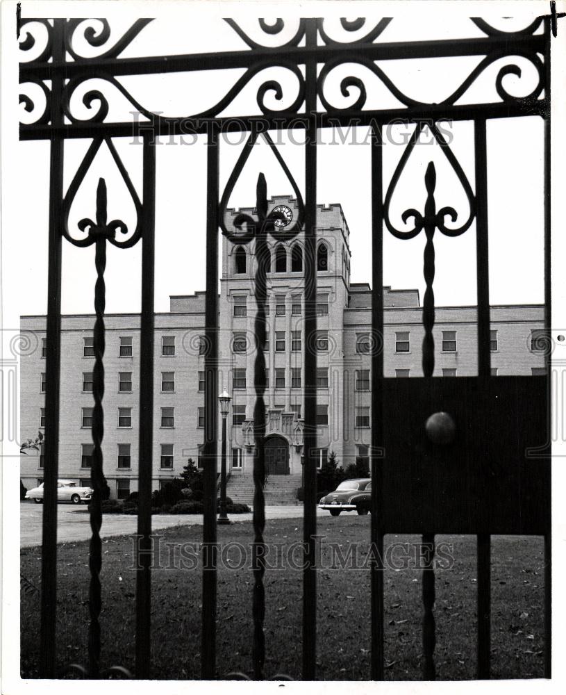 1951 Press Photo Mercy College - Historic Images