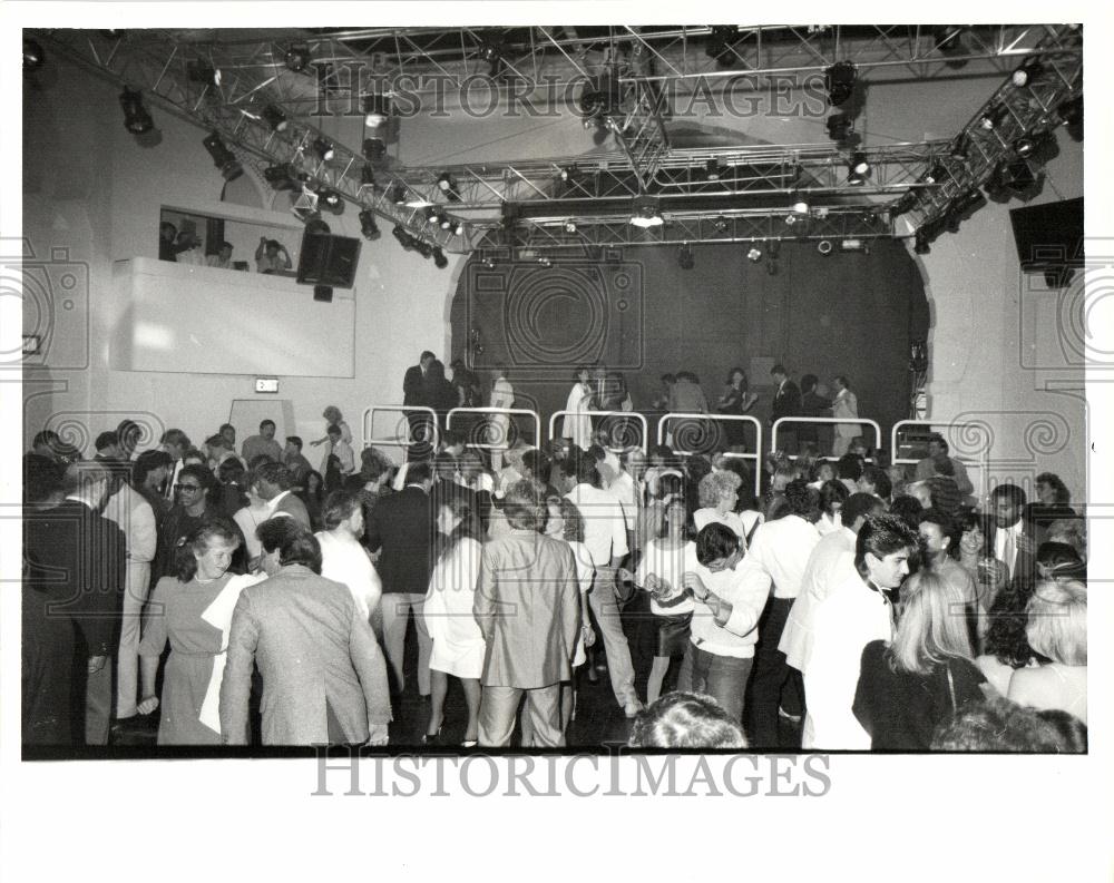 1984 Press Photo Menage Disco dancing - Historic Images