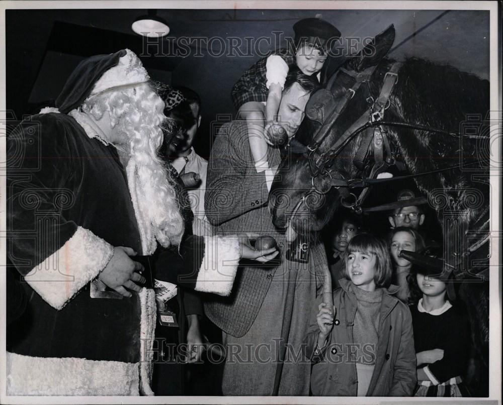 1965 Press Photo Christmas for Tony: Santa got apples - Historic Images