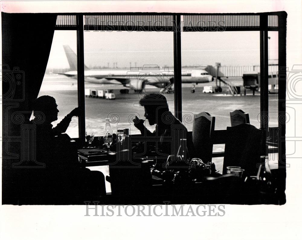 1988 Press Photo Innkeeper Metro Airport Restaurant - Historic Images