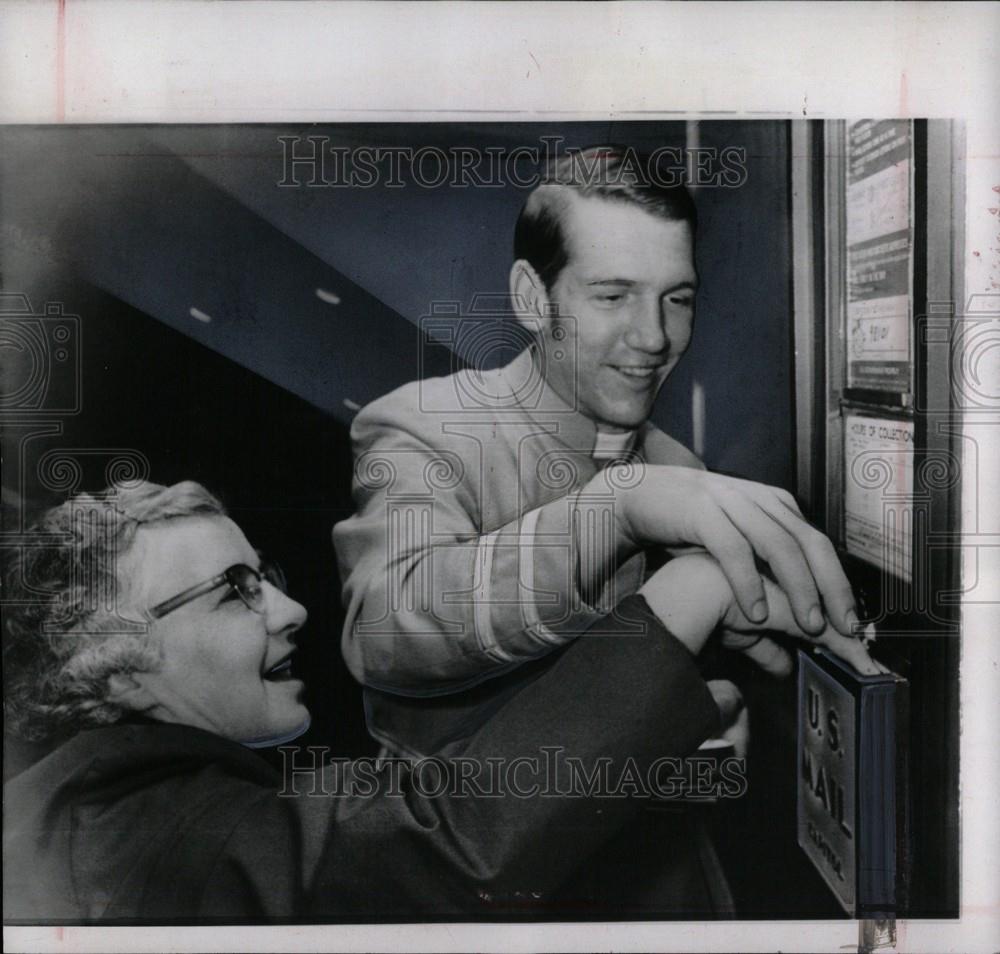 1969 Press Photo Nora Bainbridge fingers stuck in mail - Historic Images