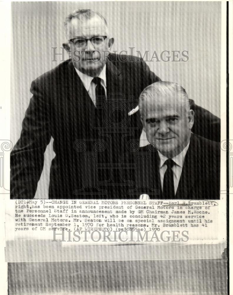 1970 Press Photo Earl R. Bramblett (R) Vice Pres. GM - Historic Images