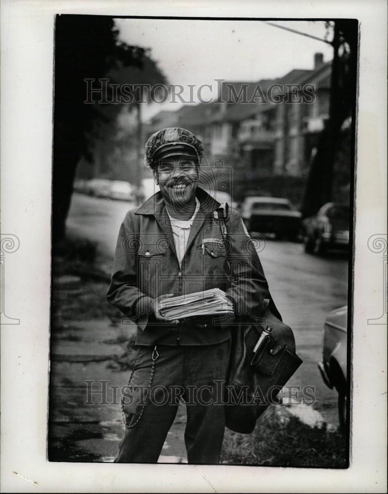 1976 Press Photo George Robinson mailman - Historic Images