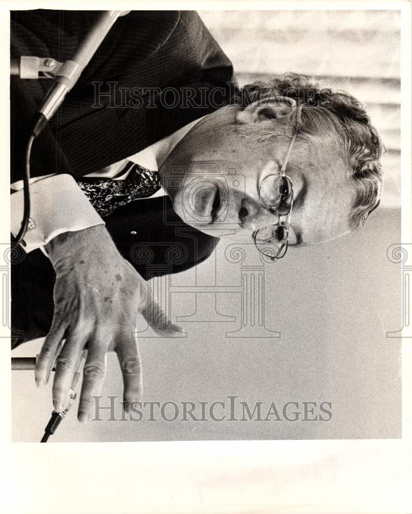 1975 Press Photo Lynn Townsend - Historic Images