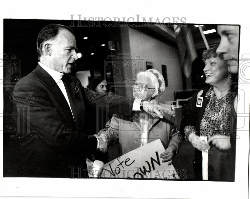 1992 Press Photo Jerry Brown Anna Lasobik Sandy Zhihar - Historic Images