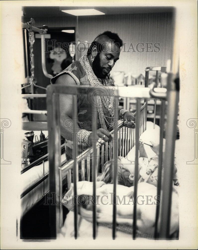 1984 Press Photo Mr T Actor Baby Crib - Historic Images