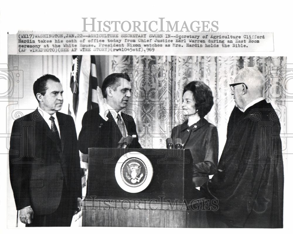 1969 Press Photo Clifford Hardin Earl Warren Justice - Historic Images