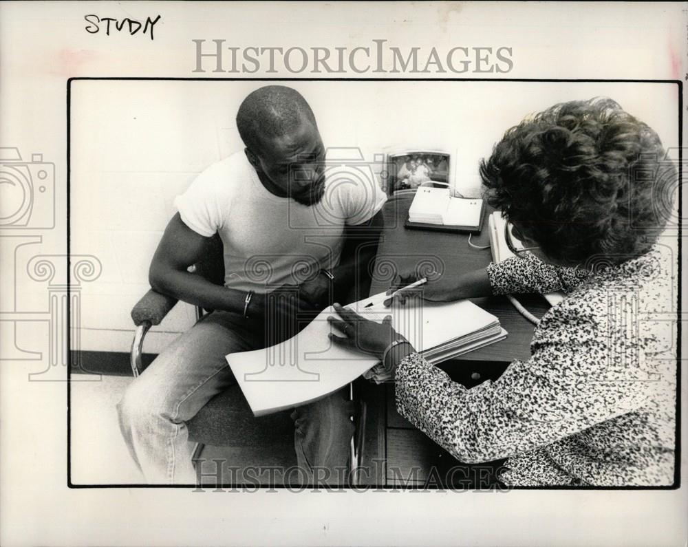 1988 Press Photo Carmen Palmer Resident Unit Manager - Historic Images