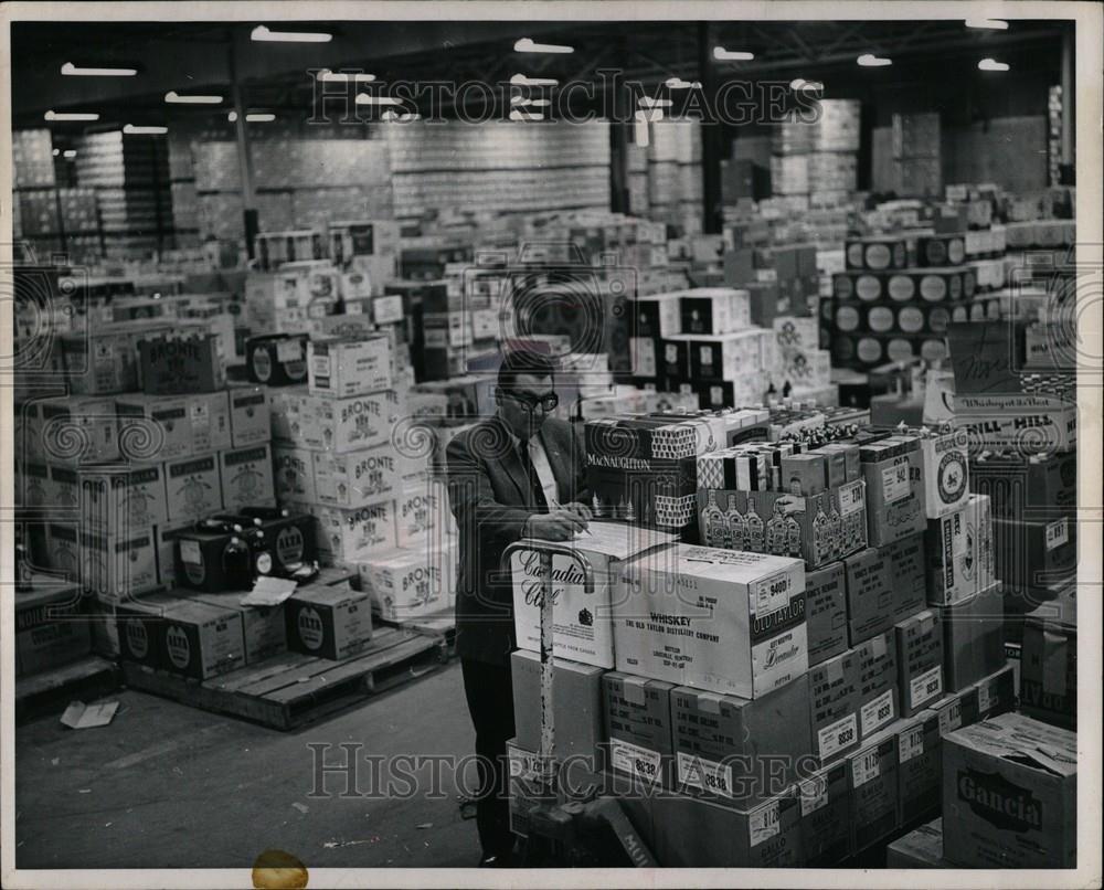 1965 Press Photo Don Tippery Manager Store Warehouse - Historic Images