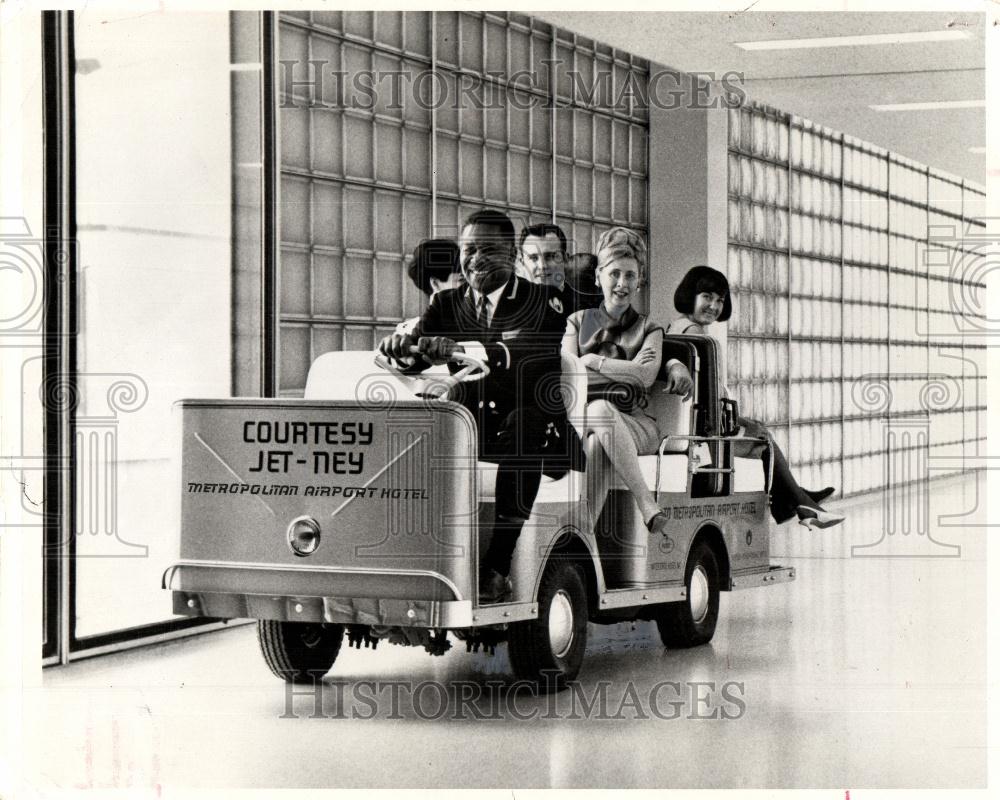 1967 Press Photo Metropolitan Airport Jet-ney cart - Historic Images