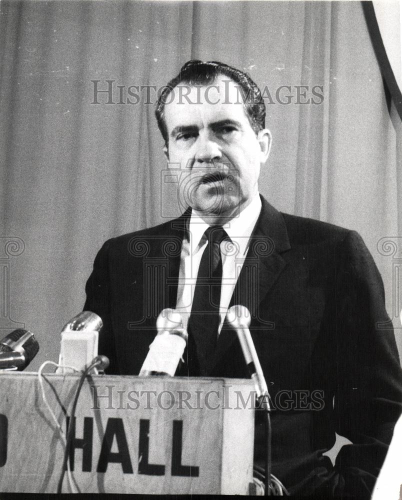 1966 Press Photo richard nixon microphone president - Historic Images