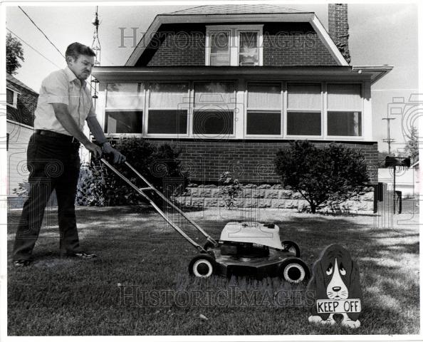 1977 Press Photo Wilford Hobson Retirement Lawn House - Historic Images