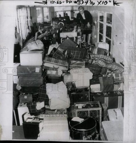 1954 Press Photo Harriet Ballon greeted Mediterranean - Historic Images