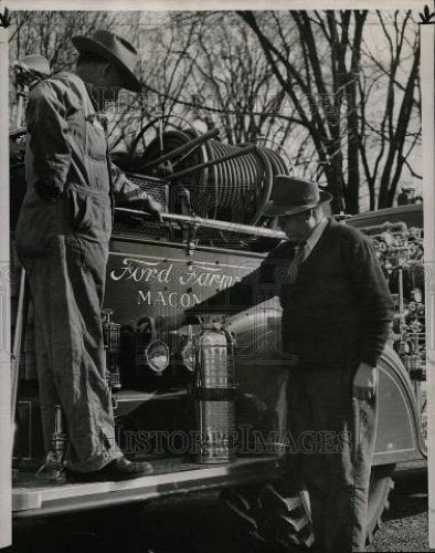 1946 Press Photo Laland Bush Harry Dowing fire engine - Historic Images