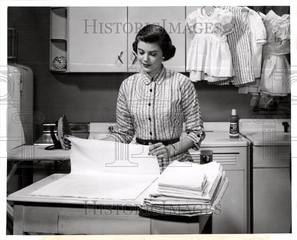 1955 Press Photo Laundry by housewife - Historic Images