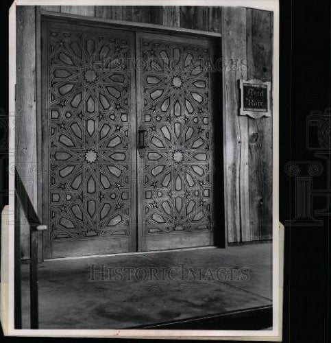 1965 Press Photo Aged Rare Restaurant Spanish Artisans - Historic Images