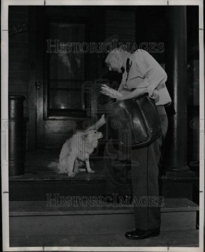 1946 Press Photo Hoeft oldest employee Grand River St. - Historic Images