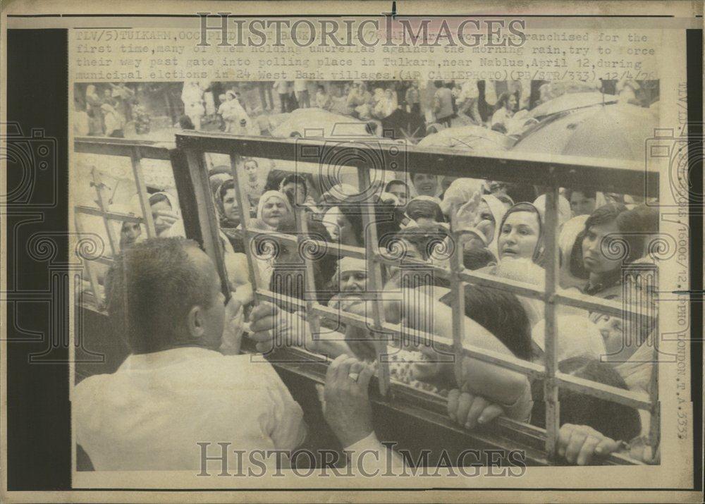 1976 Press Photo Arab Women umbrella polling Tulkars - RRV40443 - Historic Images