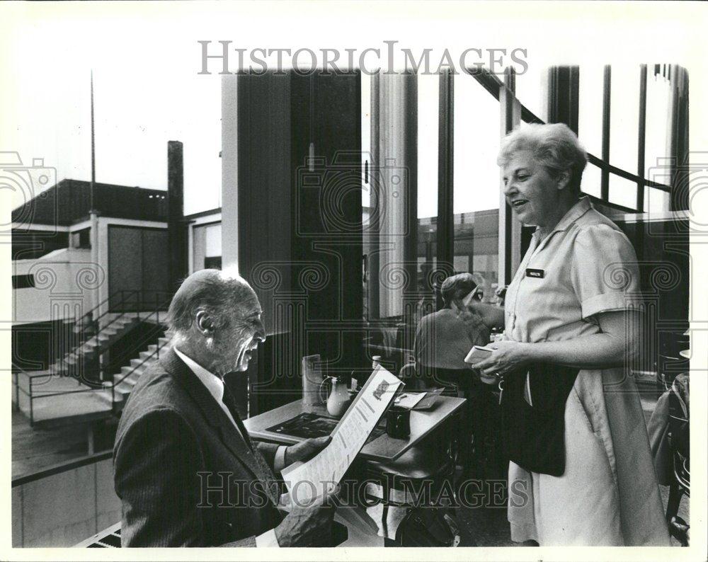 1985 Press Photo Chicago Grill Coffee Shop Waitress - RRV43933 - Historic Images