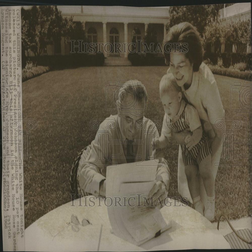 1968 Press Photo Lyndon Johnson signing bill - RRV27077 - Historic Images