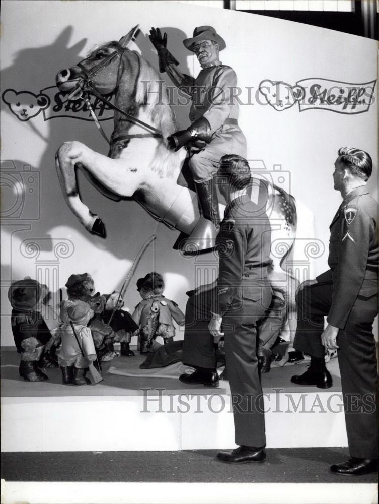 Press Photo Servicemen at the Roosevelt Monument - KSC32051 - Historic Images