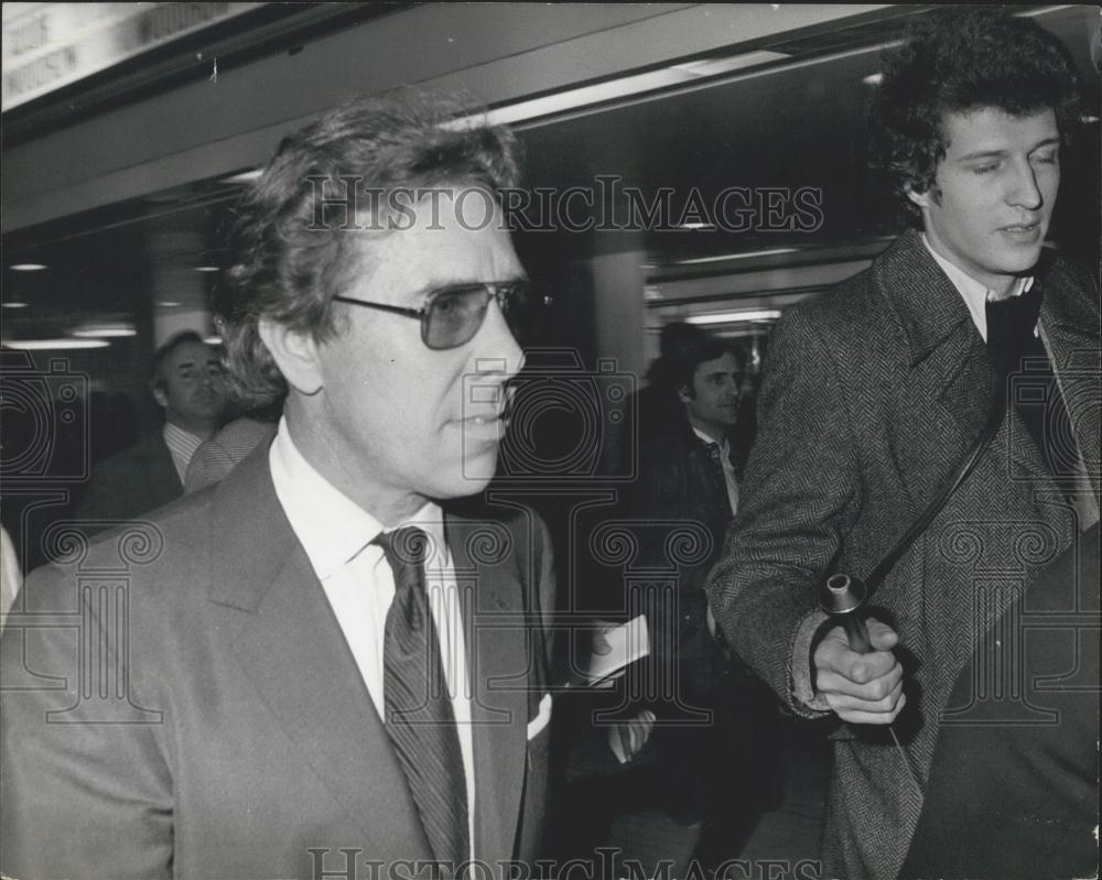 1976 Press Photo Lord Snowdon Arrives Back From Australia - Historic Images