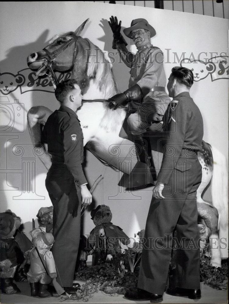 Press Photo Servicement at the Roosevelt Monument - KSC32055 - Historic Images