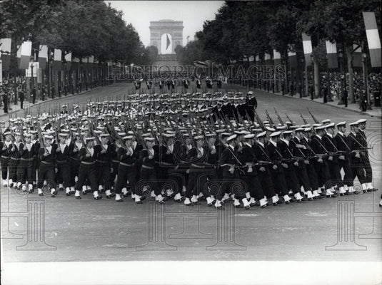 Press Photo French soldiers march in honor of General de Gaulle - KSC23963 - Historic Images
