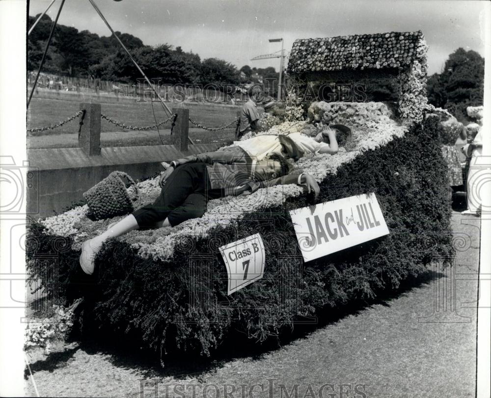 1964 Press Photo The Annual Battle of Flowers - In Jersey Parade float - Historic Images