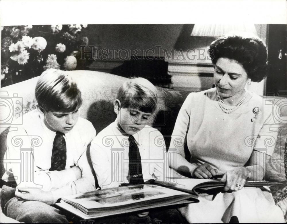 1971 Press Photo The Queen, with Prince Edward and Prince Andrew, - Historic Images