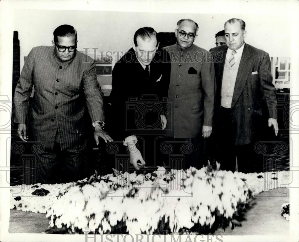 1959 Press Photo Duke of Edinburgh Visits Shrine Of Gandhi - Historic Images