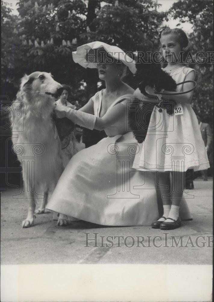 Press Photo Miss Annie Marcie and her dogs - KSC19607 - Historic Images