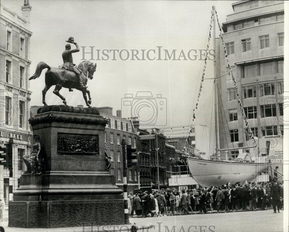 1968 Press Photo Prince Albert Statue Put On Display In Holborn Circle - Historic Images