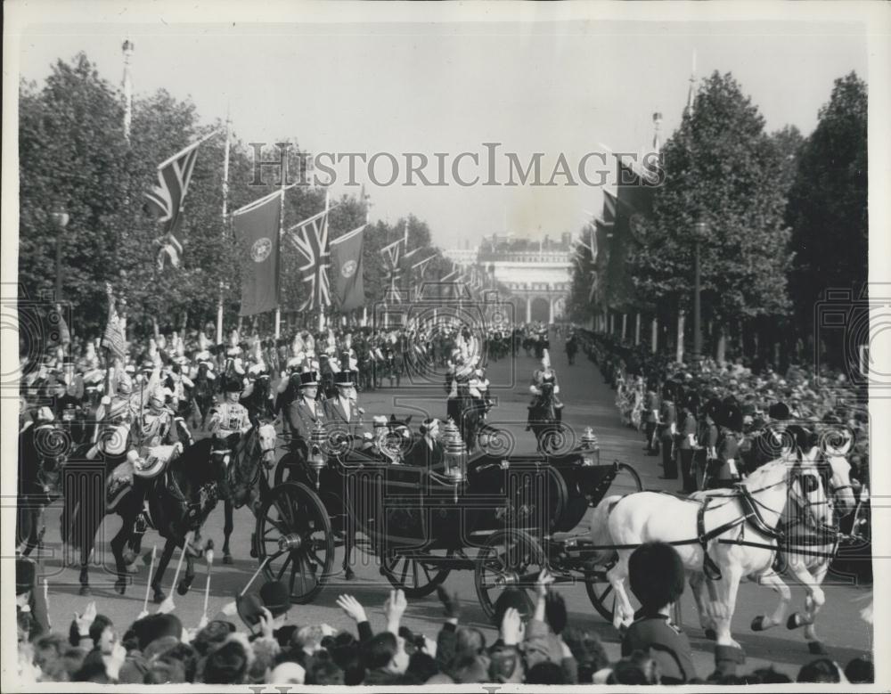 Press Photo HM the Queen &amp; President Lopes rounding the Queen Victoria Memorial - Historic Images