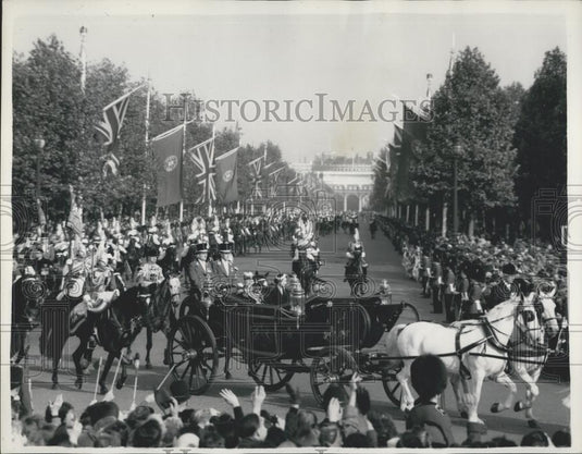 Press Photo HM the Queen & President Lopes rounding the Queen Victoria Memorial - Historic Images