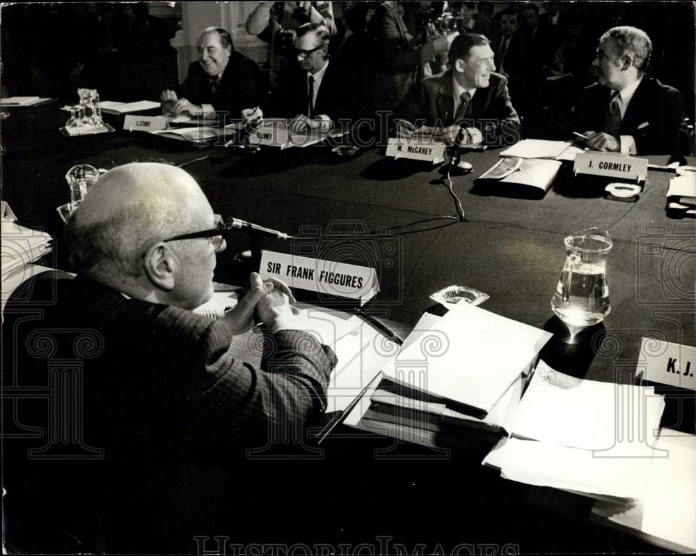 1974 Press Photo Relative Pay Of Mineworkers Pay Board Examination - Historic Images