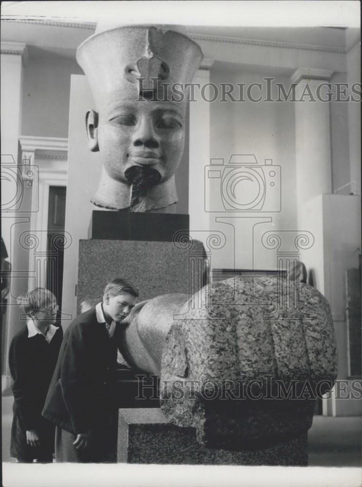 Press Photo Young Visitors to The British Museum - Historic Images