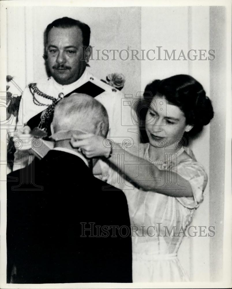 1953 Press Photo Queen Bestows honour on Colonel A.G. Curphey - Historic Images