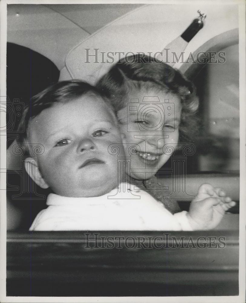 1961 Press Photo Princess Anne &amp; Prince Andrew Leave London For Windsor - Historic Images