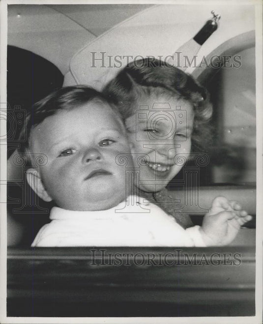 1961 Press Photo Princess Anne & Prince Andrew Leave London For Windsor - Historic Images