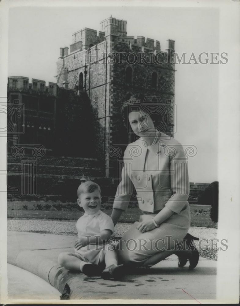 1962 Press Photo Prince Andrew Smiles With Mother The Queen - Historic Images