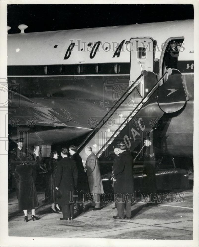 1953 Press Photo Queen Mother Waves To Her Daughter as Queen boards a plane - Historic Images