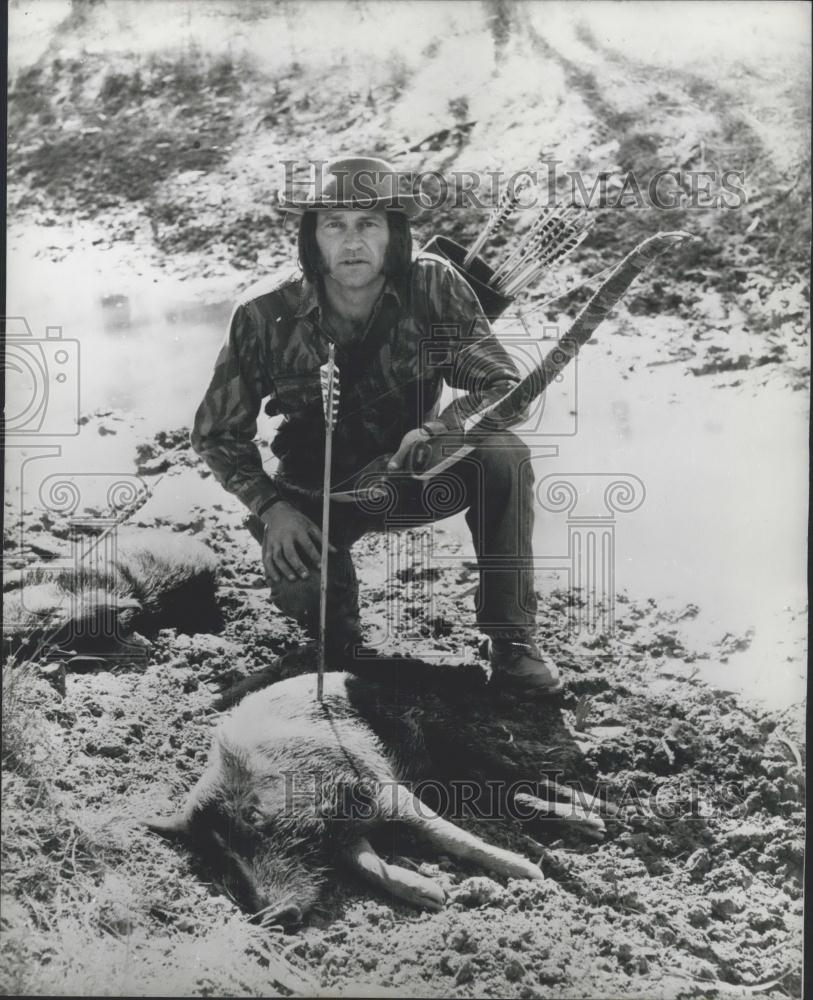 Press Photo Dallas Conway with wild pig he shot with bow and arrow - Historic Images