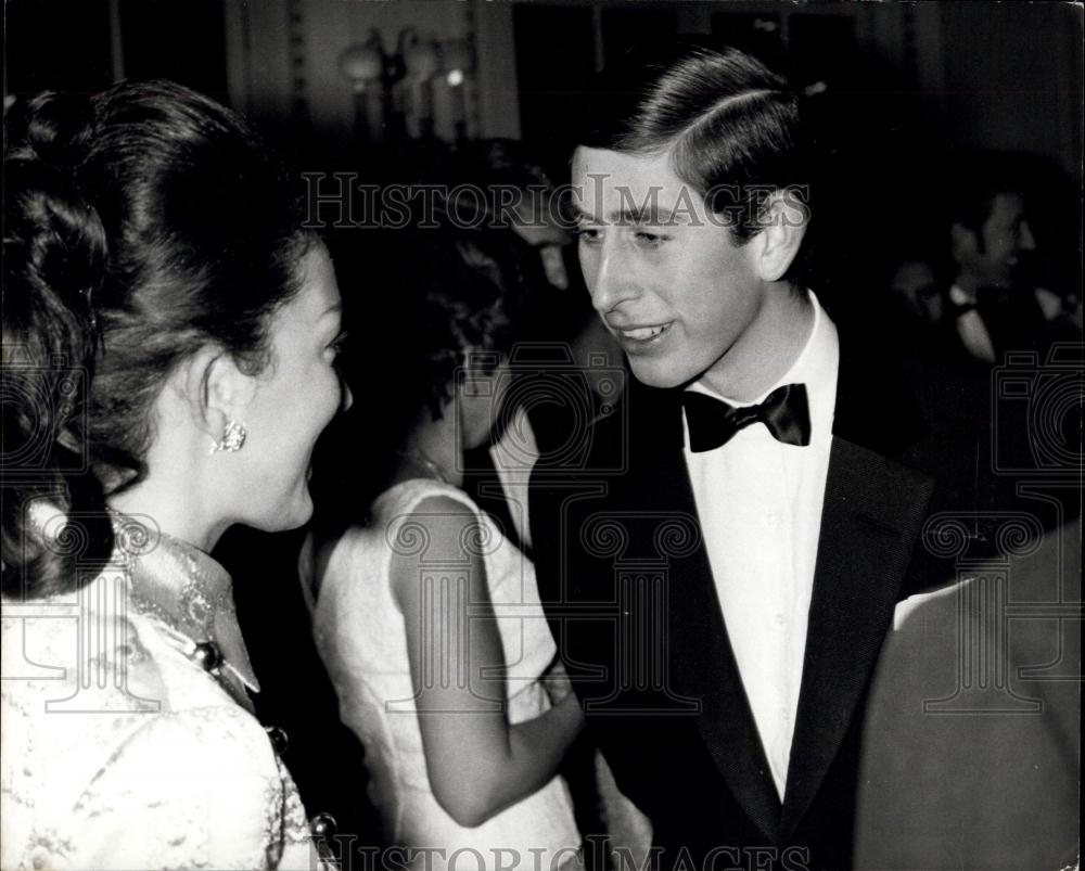 1969 Press Photo The Prince of Wales chats with Hildegarde Edemsberger - Historic Images